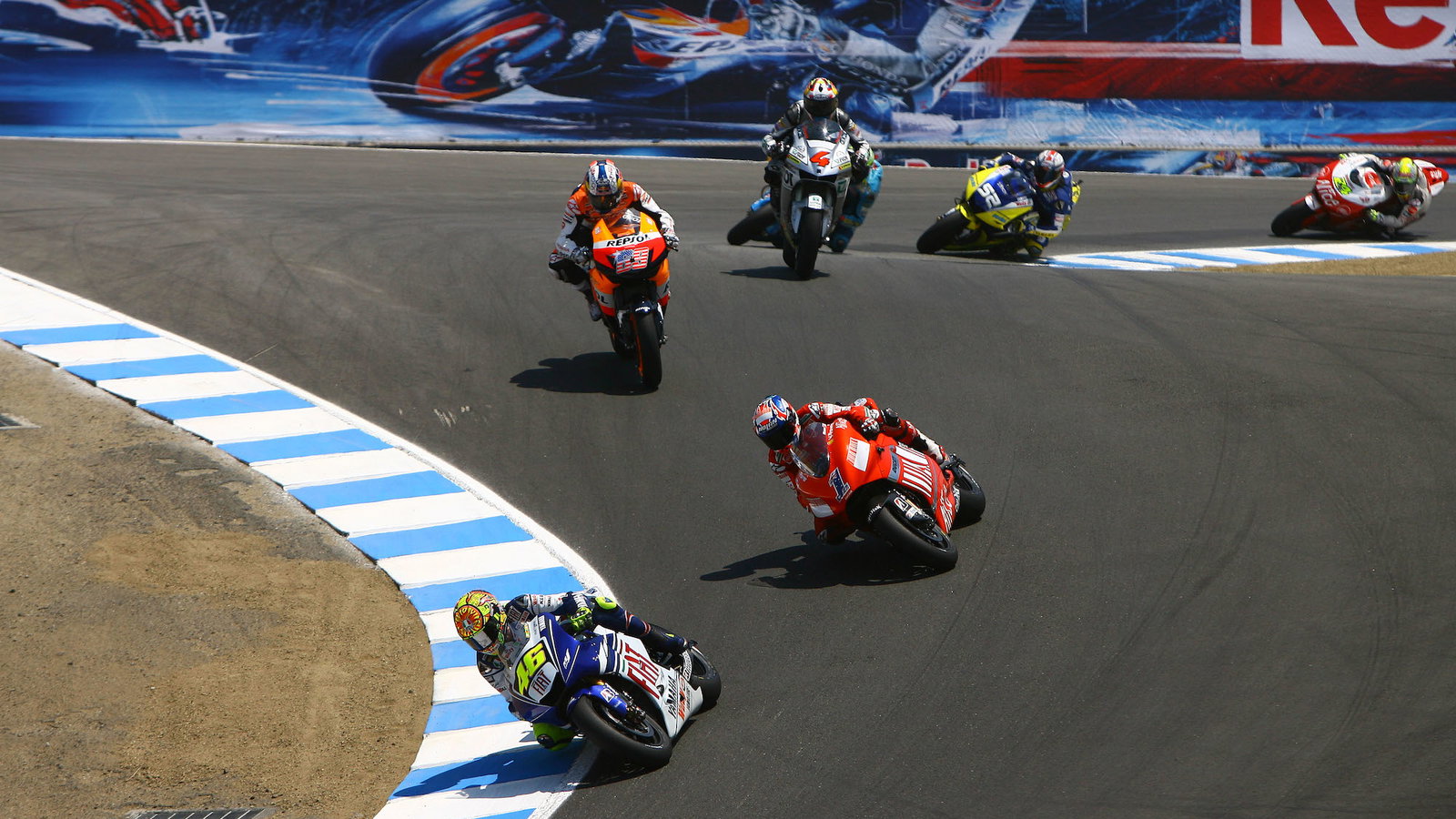 Valentino Rossi leads Casey Stoner at Laguna Seca, US GP 2008