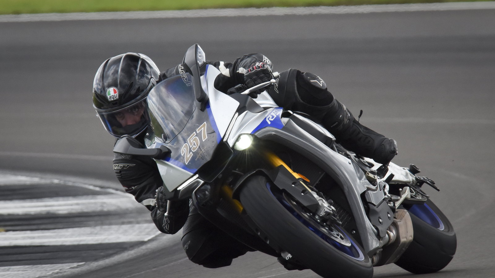 Yamaha YZF-R1M (2019) Review