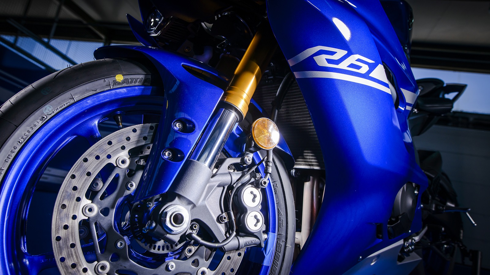 Yamaha souligne également que la moto continue d'utiliser le même matériel de suspension avant et de freinage que celui du modèle actuel de base de course YZF-R1