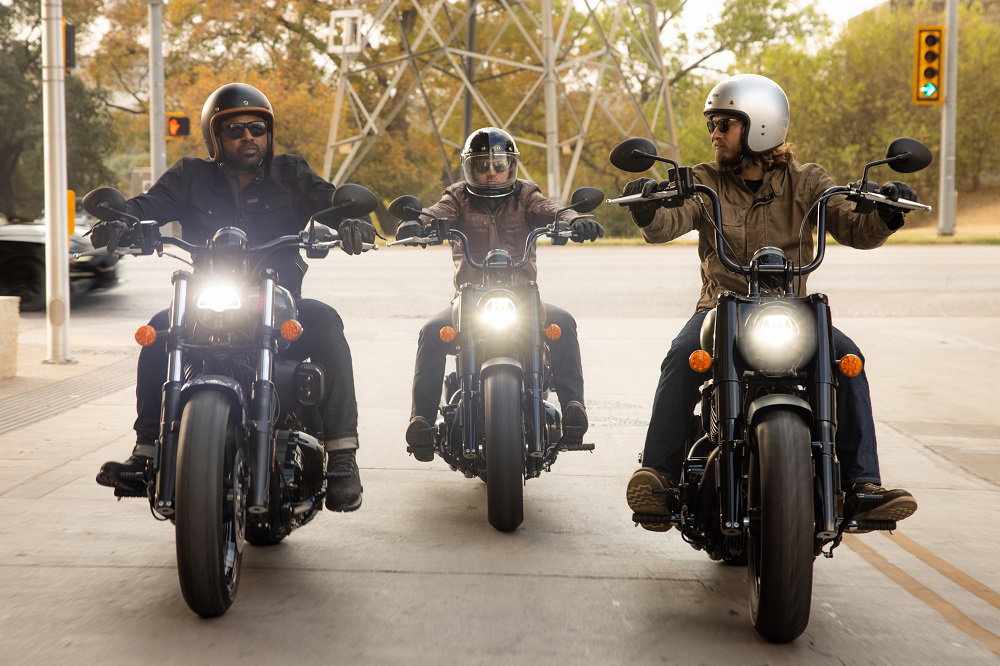 2022-ind-chiefbobberdarkhorse-lineup-riding