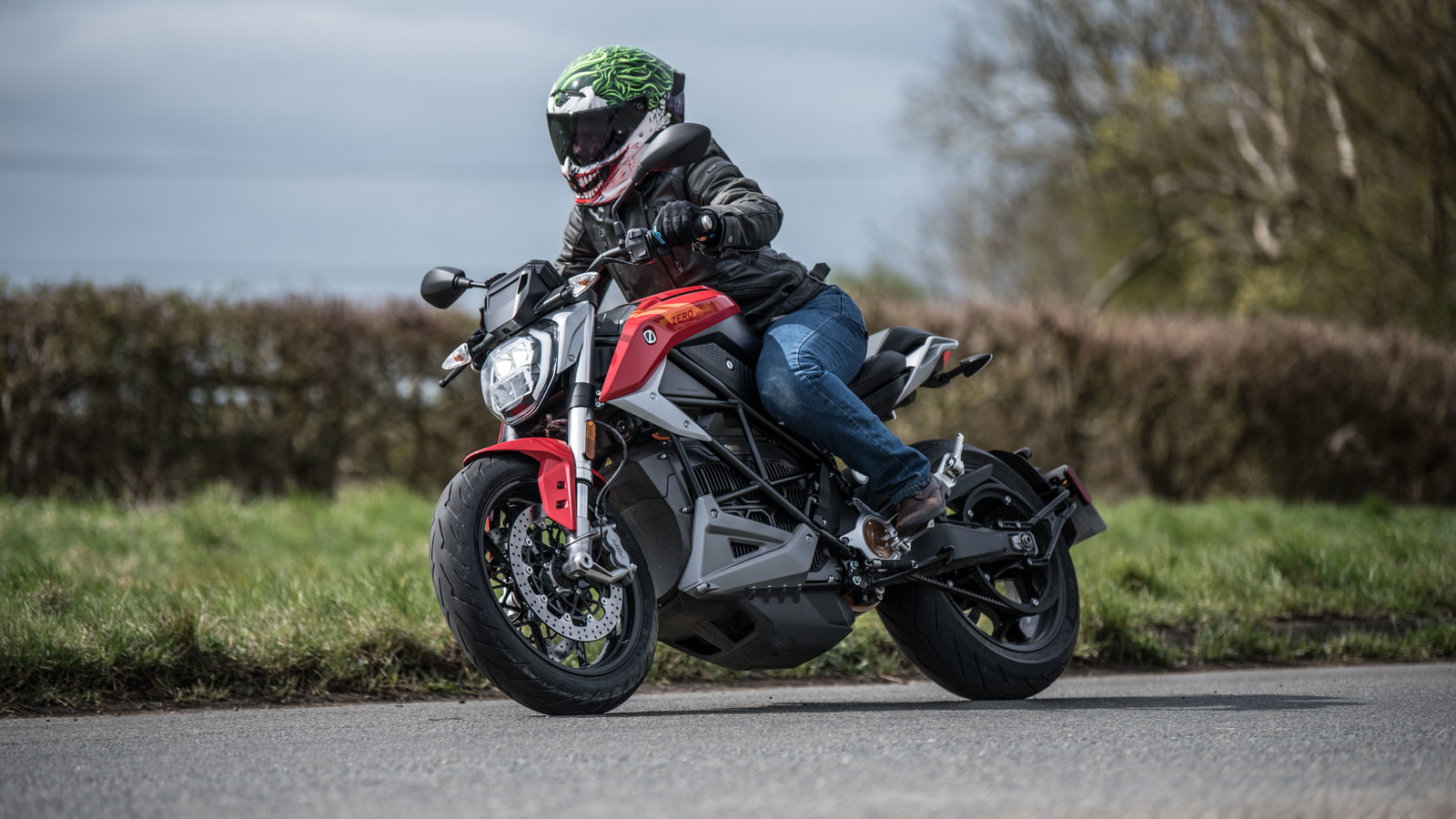 Zero Motorcycles SR/F with rider wear Joker Ruroc ATLAS 4.0 helmet, black leather jacket, blue riding jeans and brown riding boots.