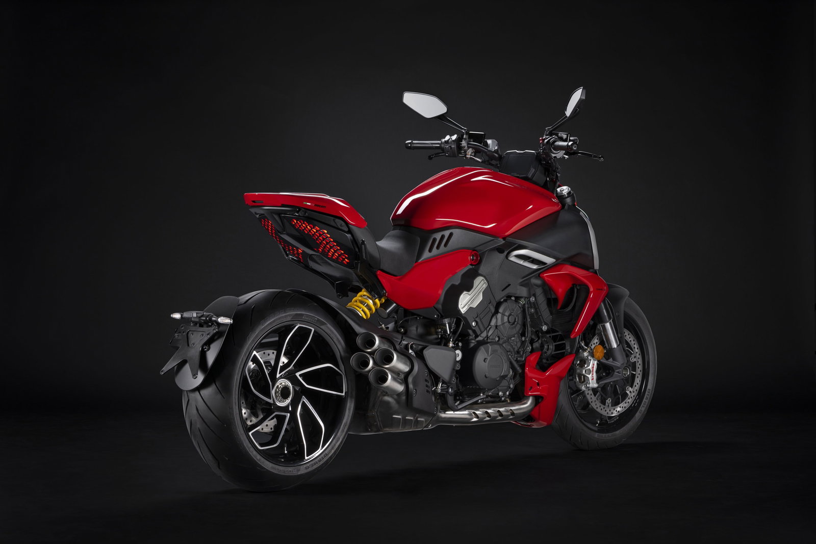 2023-Diavel-V4-01