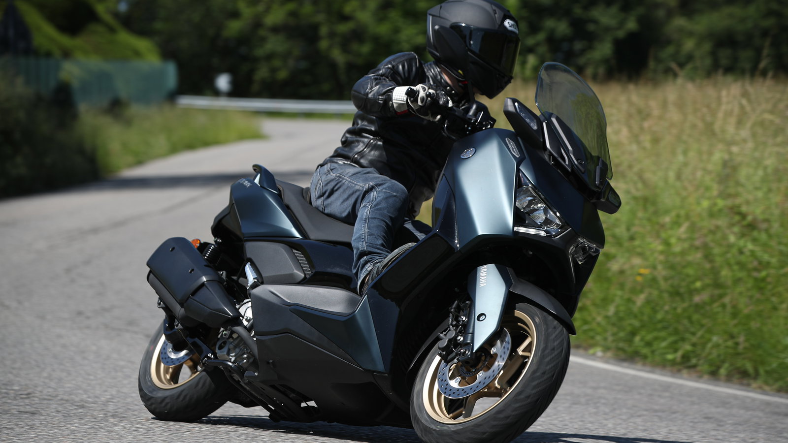 2023-XMAX-Tech-MAX-Visordown-Review