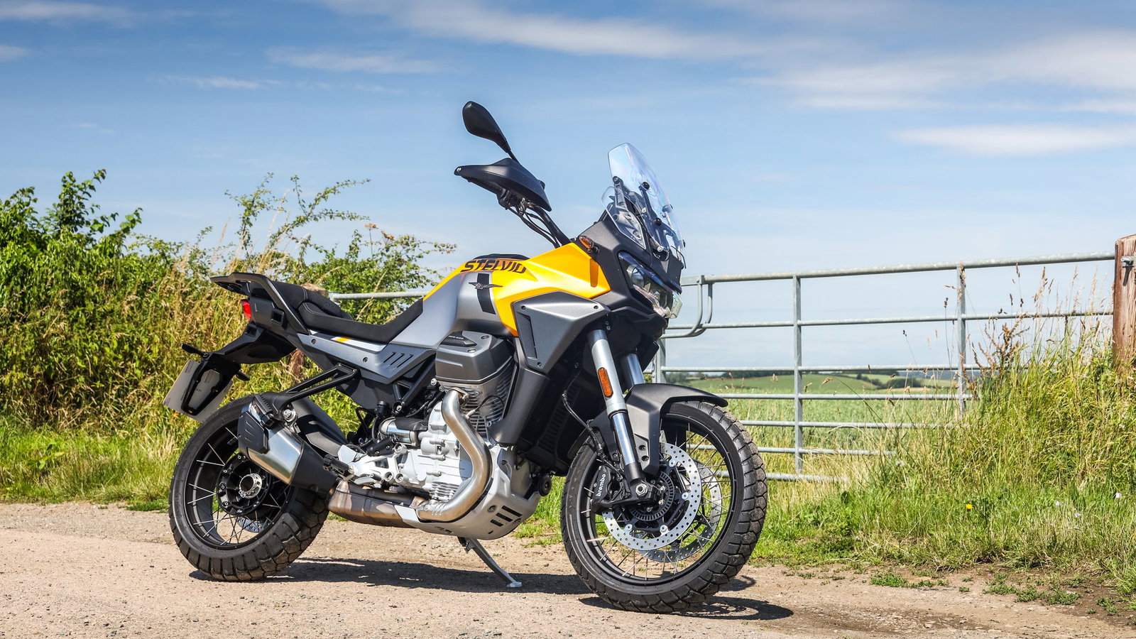 Moto Guzzi Stelvio - front