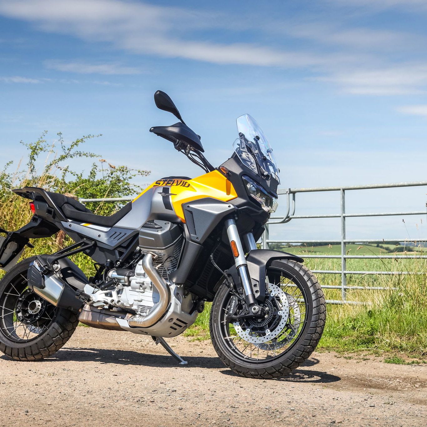 Moto Guzzi Stelvio - front