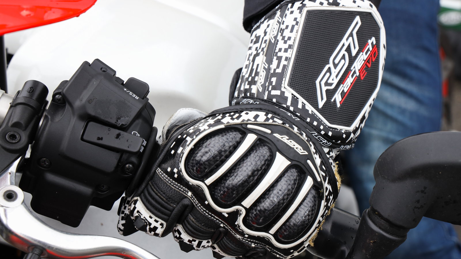 RST Tractech Evo 4 glove - on handlebar
