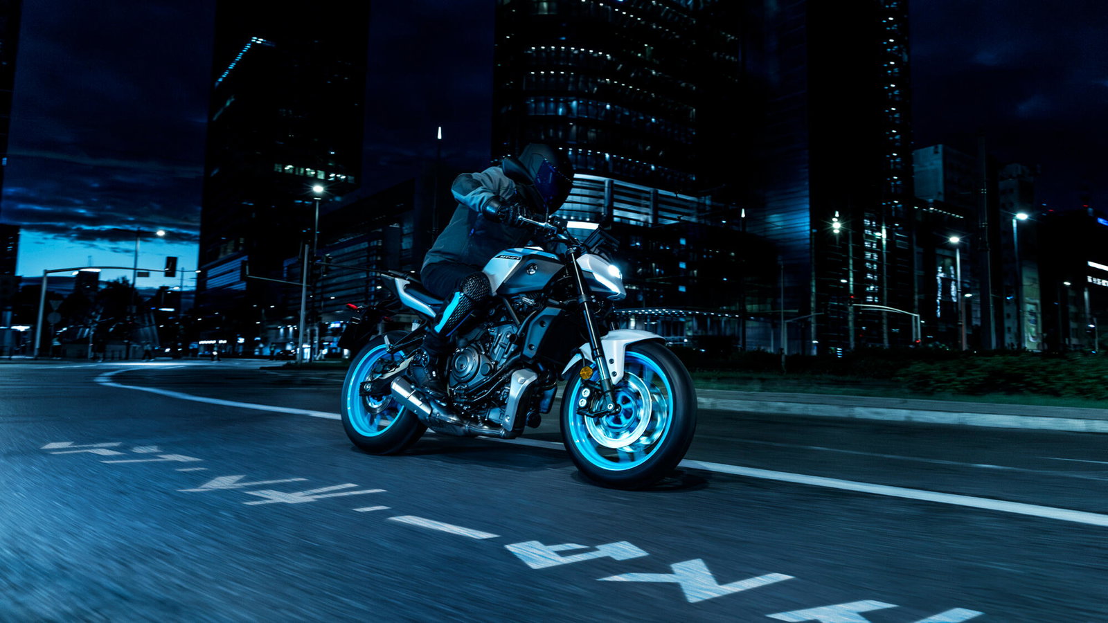 Yamaha MT-07 riding at night
