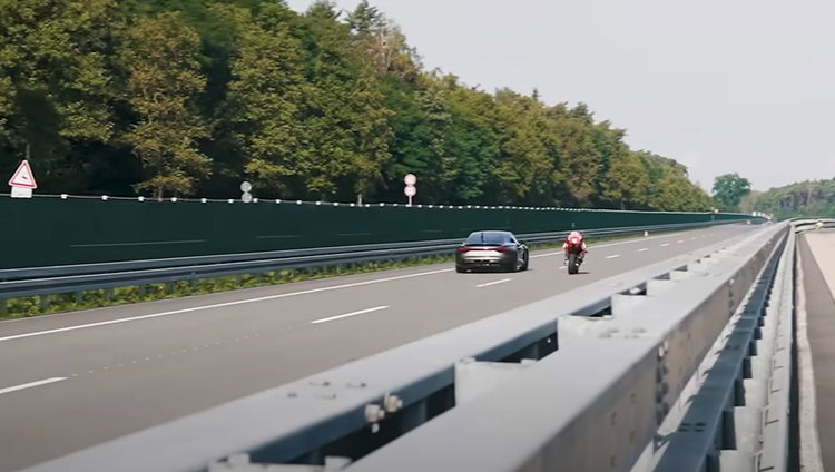 New Ducati Panigale V4 S Drag Races 925bhp Audi EV | Visordown