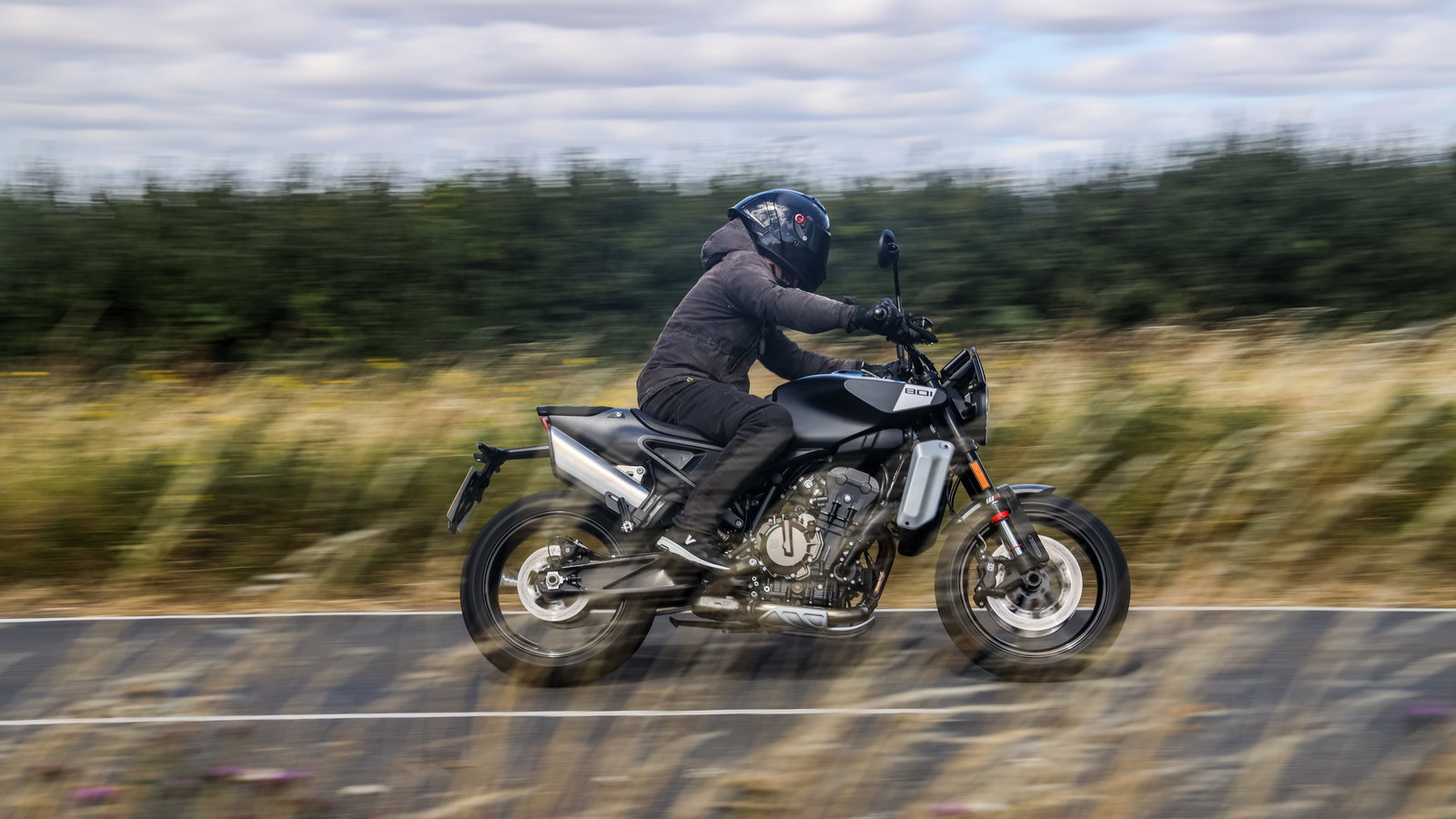 Husqvarna Svartpilen 801 - riding