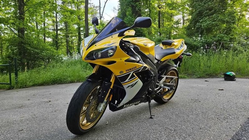 A 2006 Yamaha R1 LE