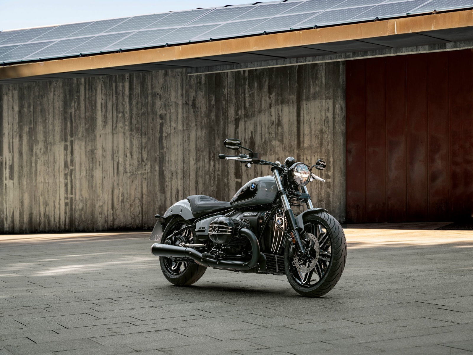 The BMW R18 features new wheels for 2025