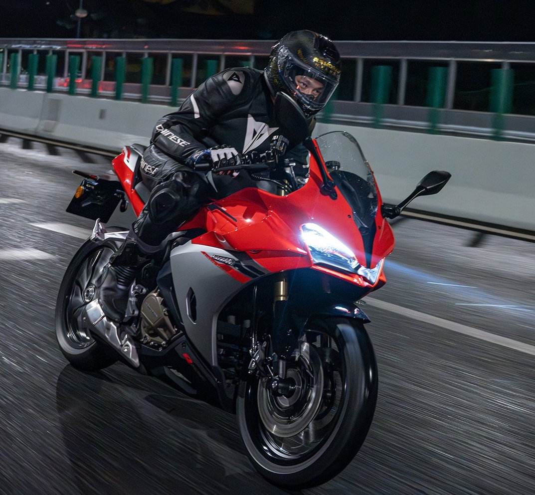 The QJ Motor SRK 500 RA automatic gearbox sports bike