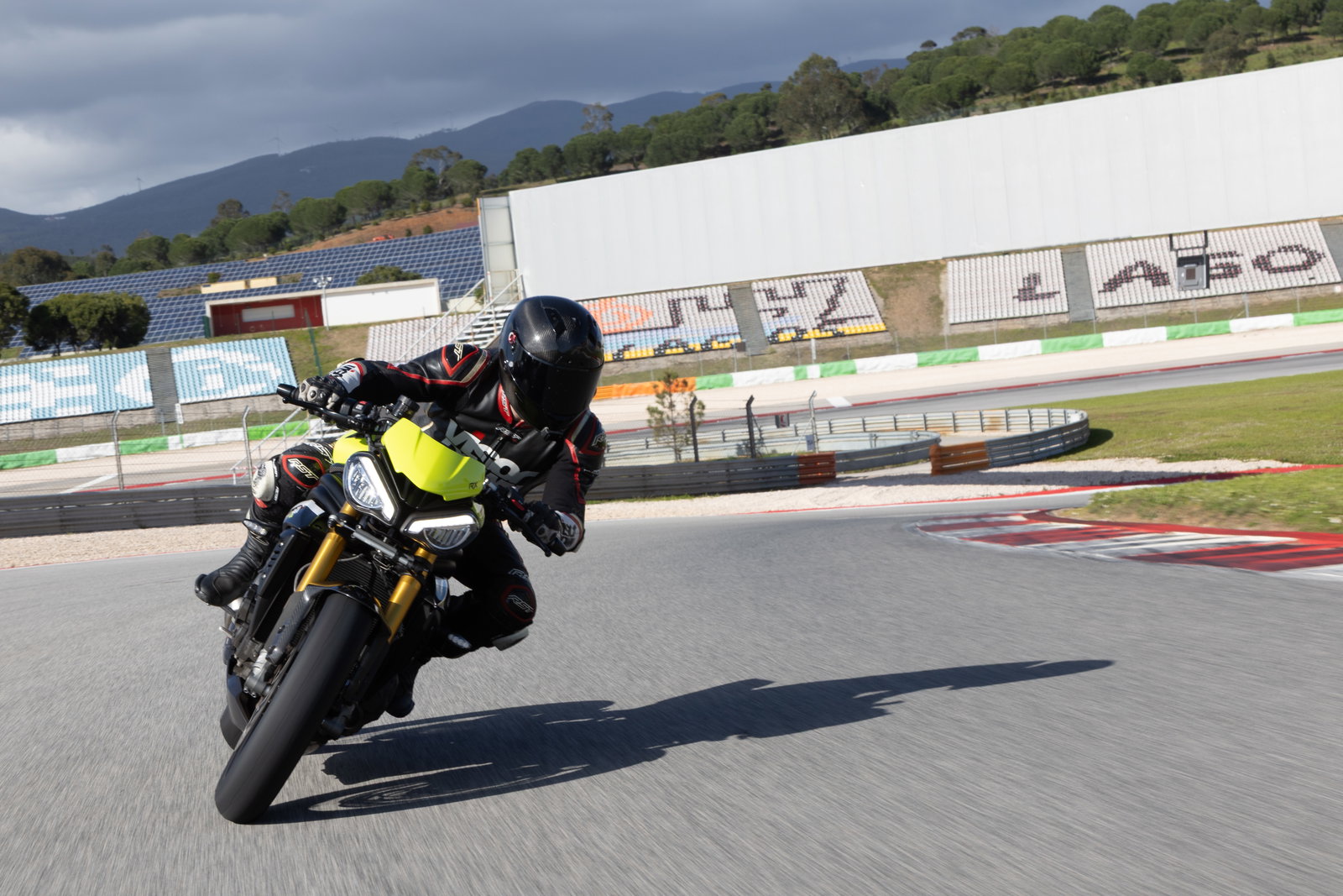 Speed Triple 1200 RX - riding