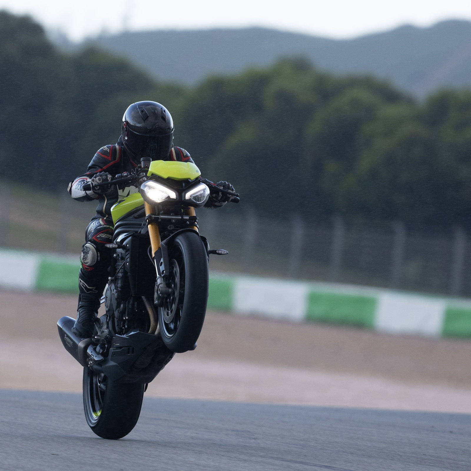 Speed Triple 1200 RX - wheelie
