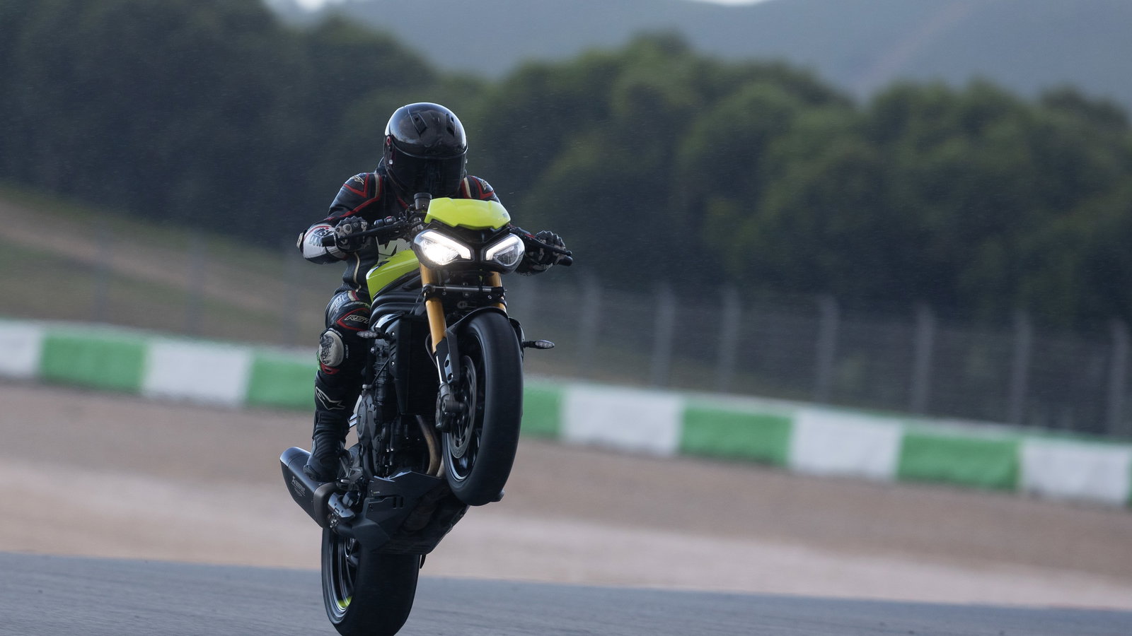 Speed Triple 1200 RX - wheelie