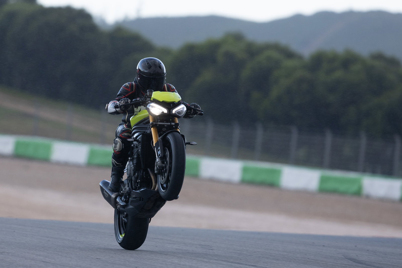 Speed Triple 1200 RX - wheelie