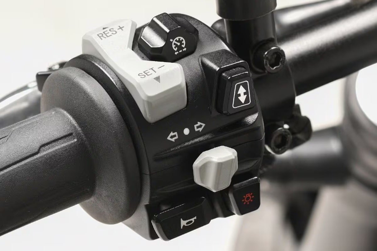 The switchgear of the bike seems to have a button for adjusting the ride-height