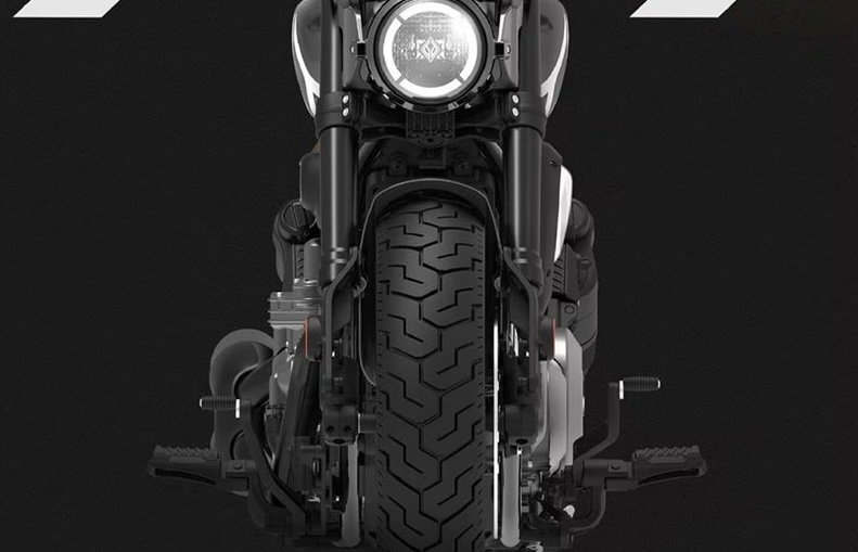 You can see the clutch actuator on the right-side of the engine (left on the picture)