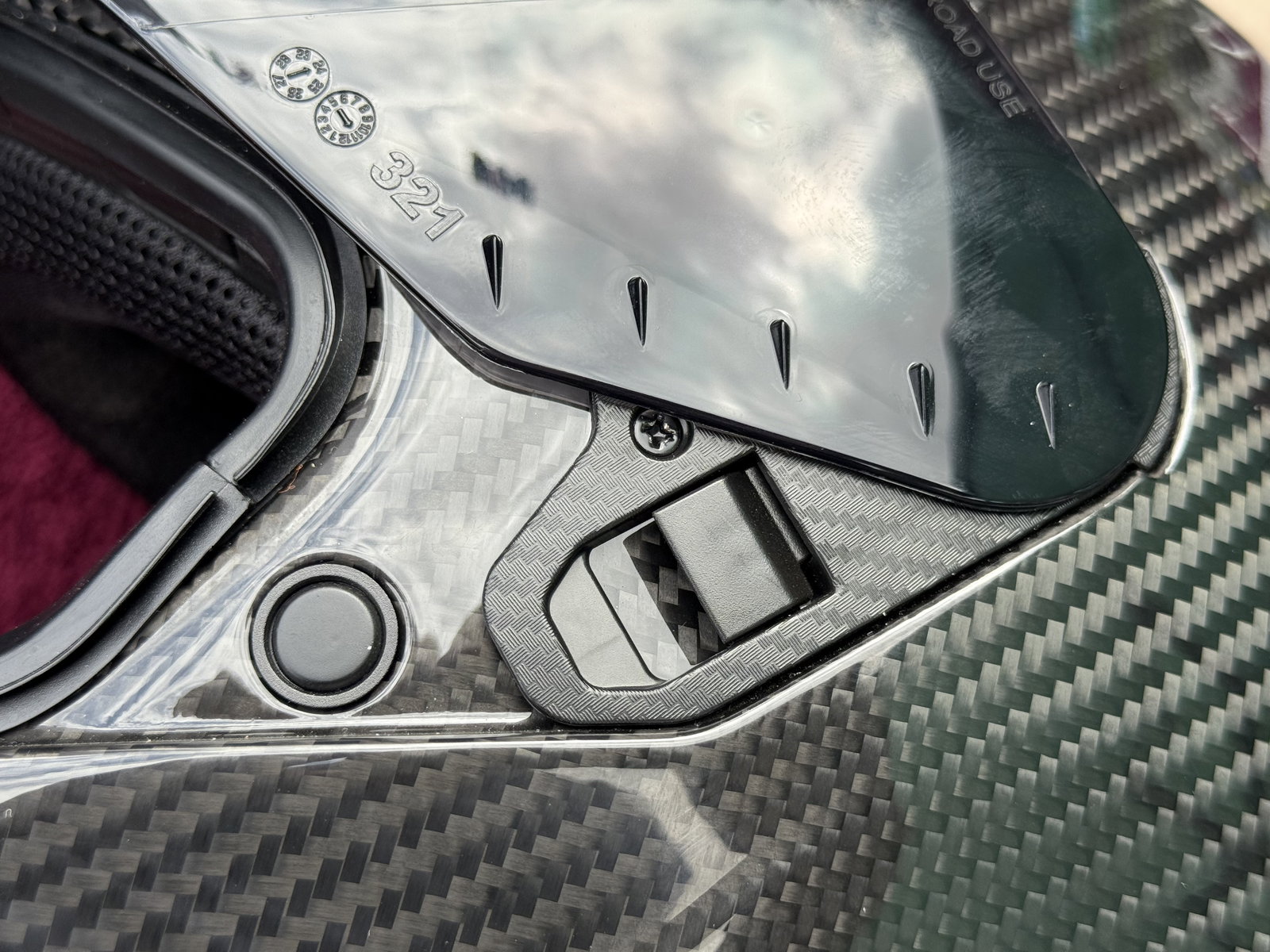 The visor closure system on the GP01