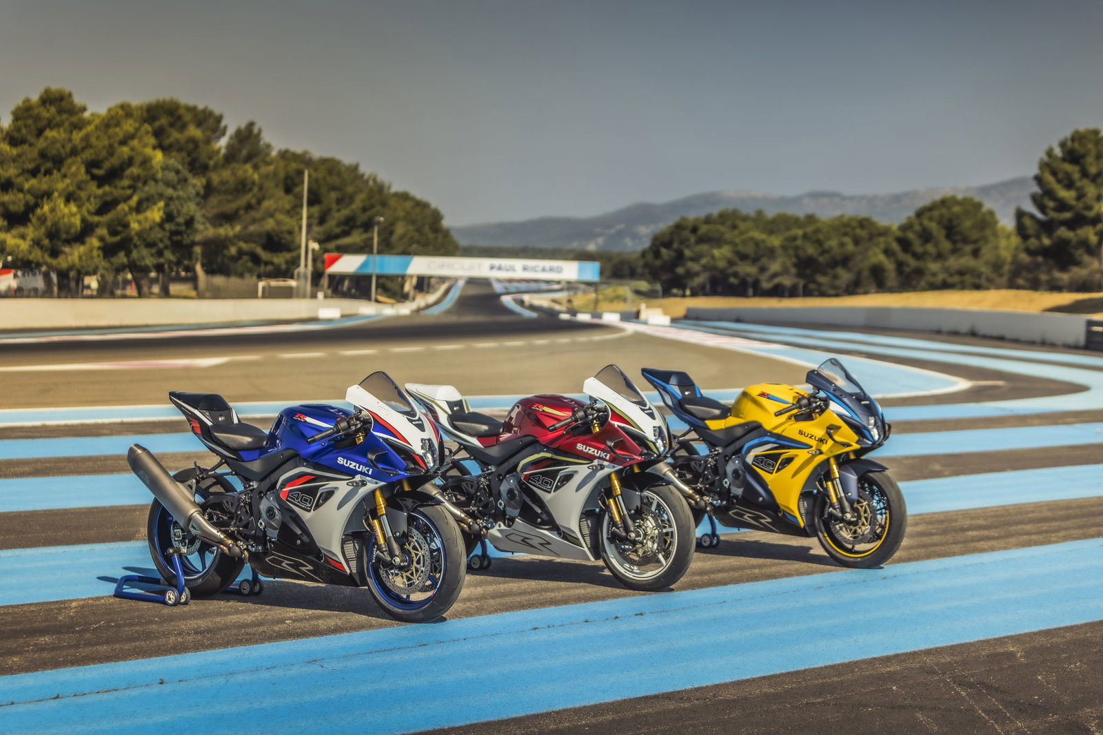 The 2026 Suzuki GSX-R1000R spec features details and gallery