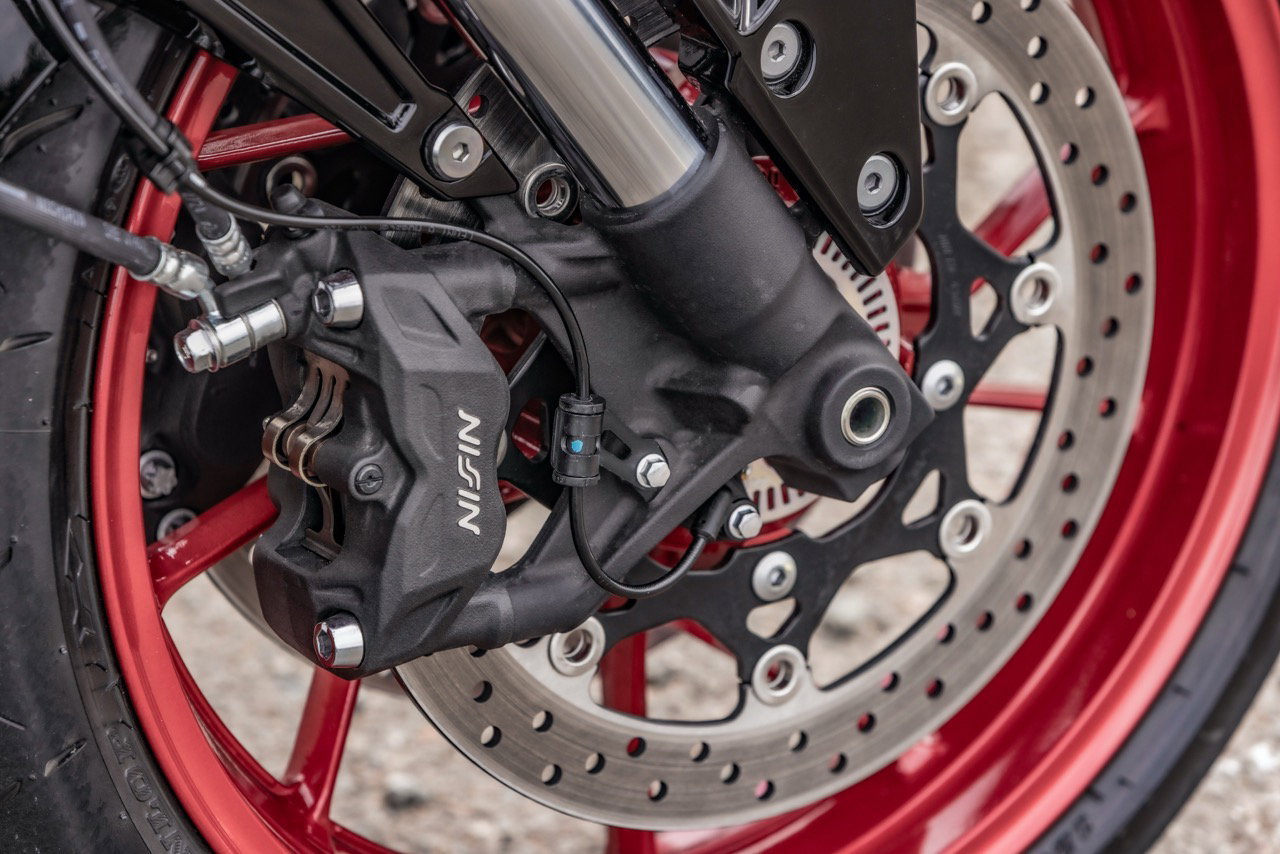 The brakes of the Suzuki GSX-8T and GSX-8TT