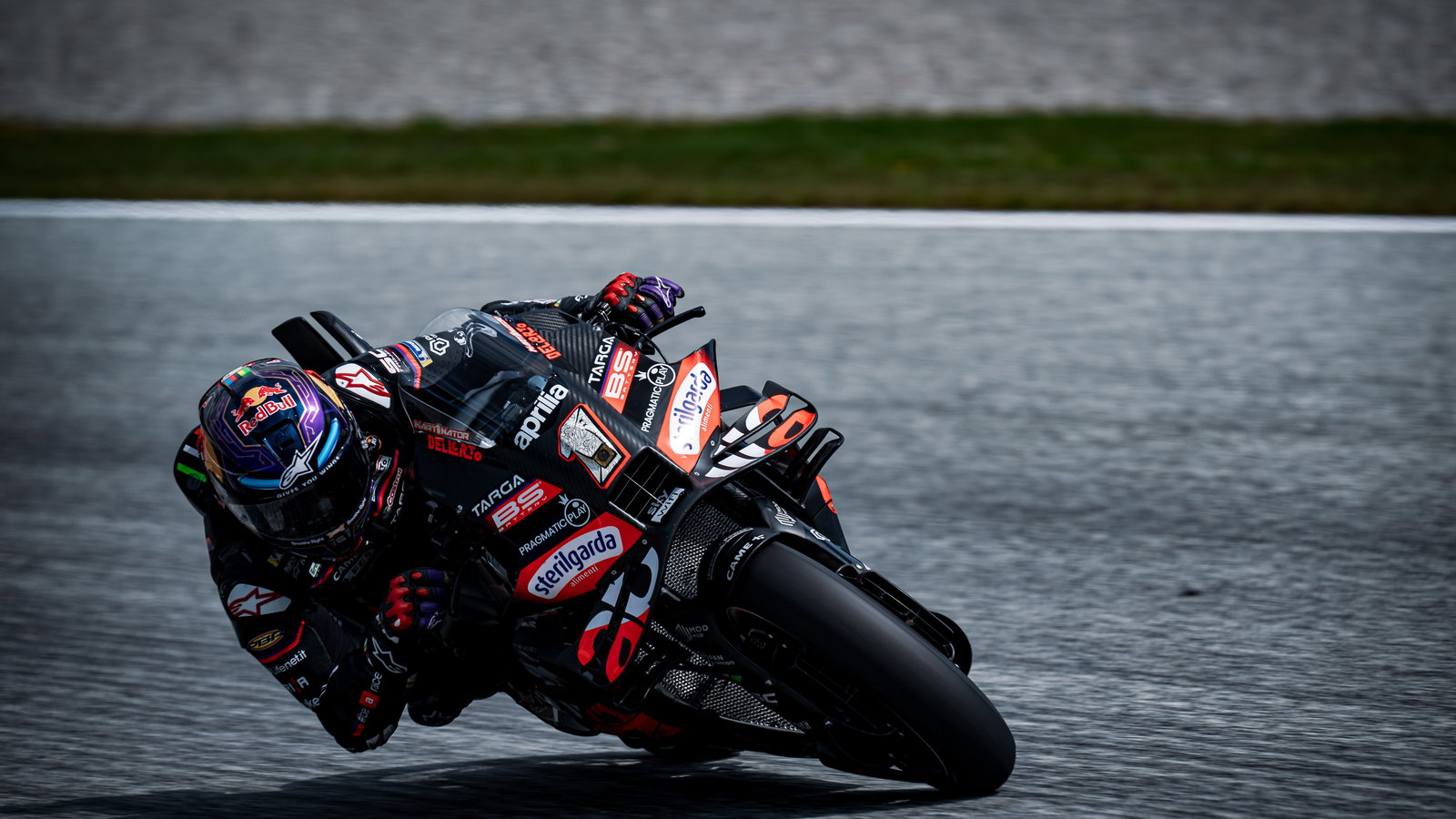 Jorge Martin coming around a corner on his Aprilia at the Austrian MotoGP
