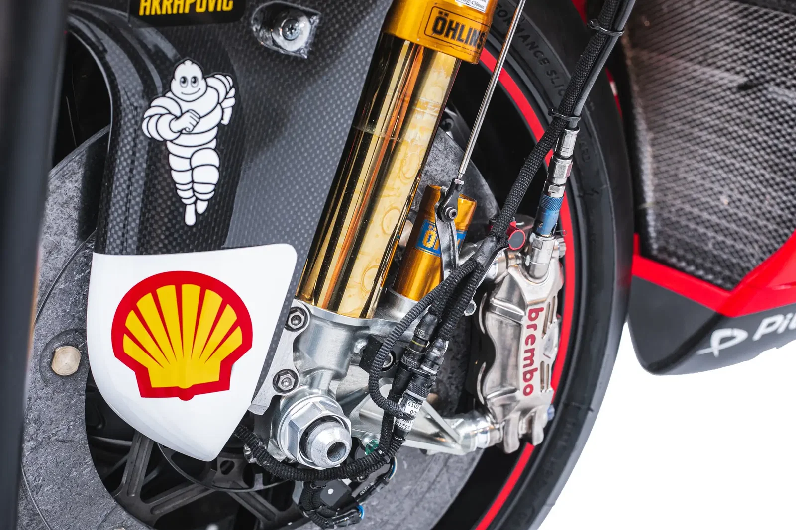 The braking system retains the Brembo calipers and carbon discs