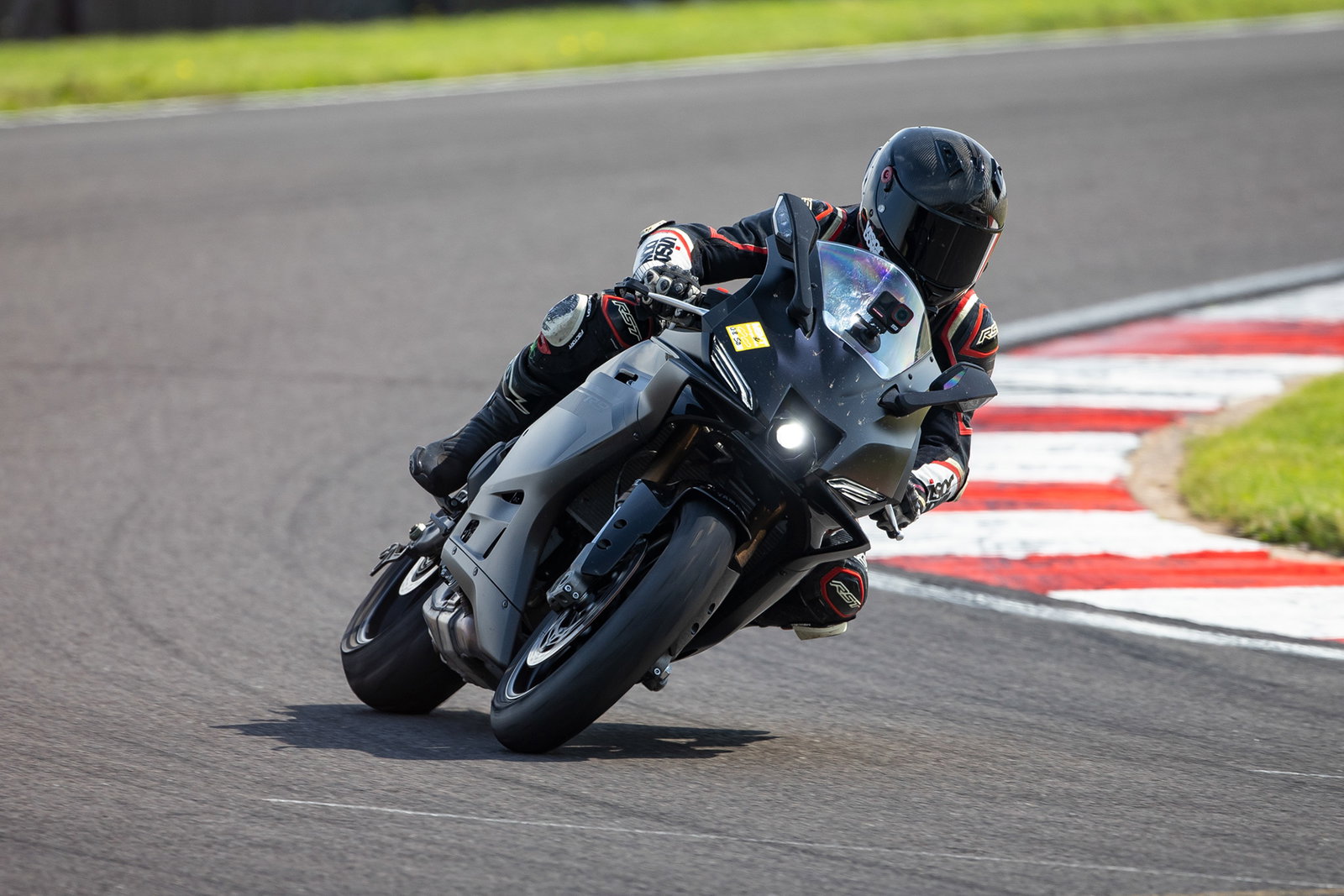 Yamaha R9 - riding track