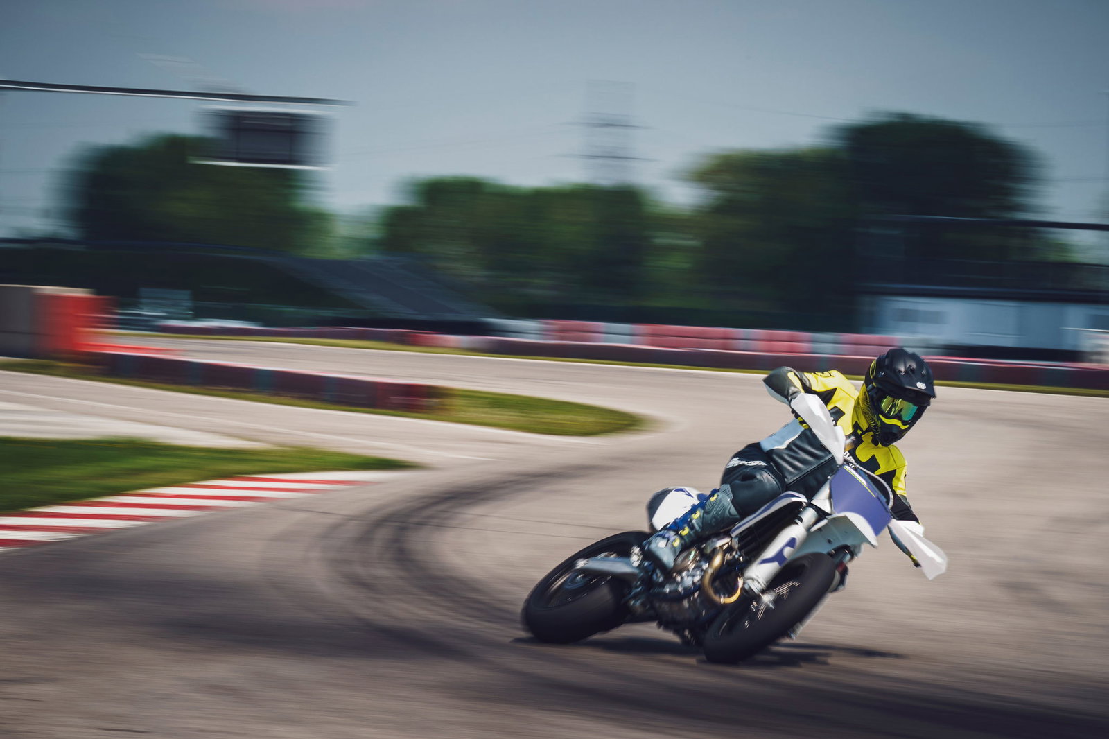 Husqvarna FS 450 entering a turn