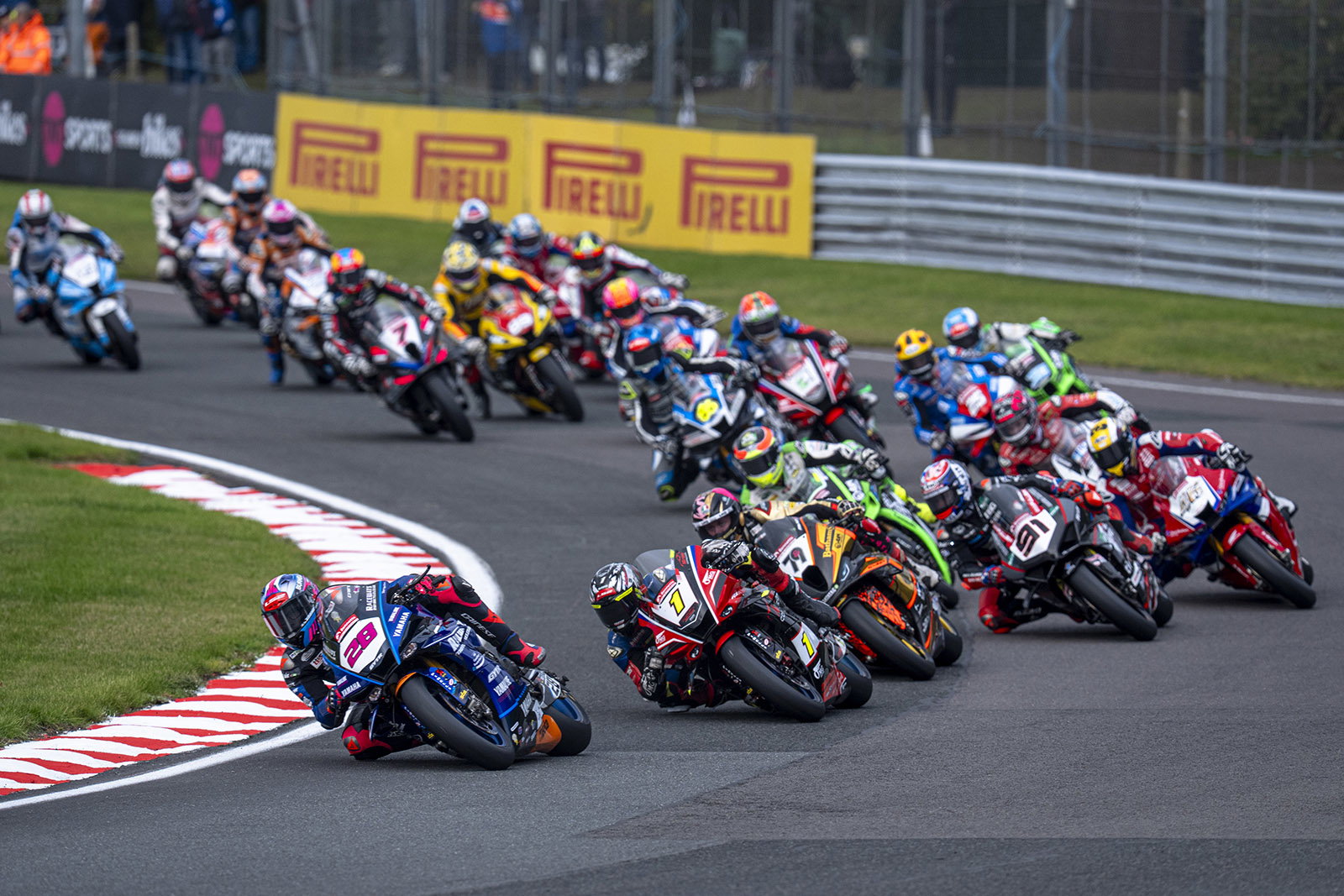 Bradley Ray leading a big group of riders at a BSB race