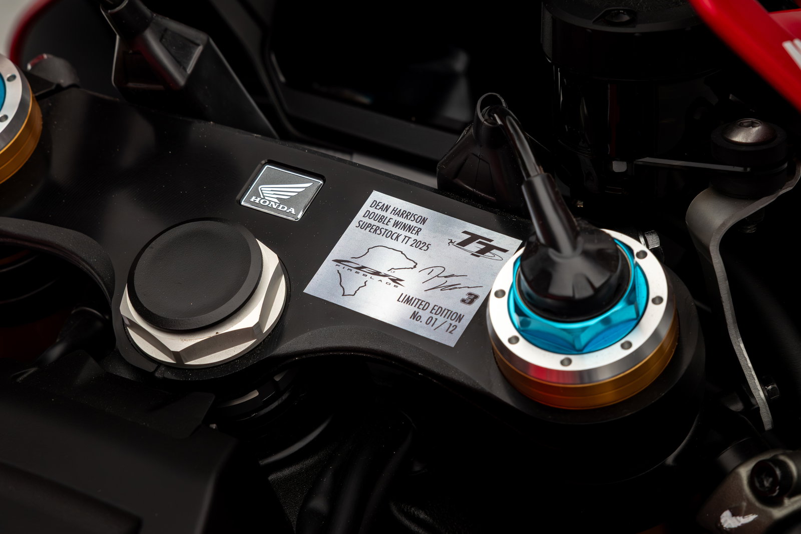 The top-clamp includes a special numbered plaque 