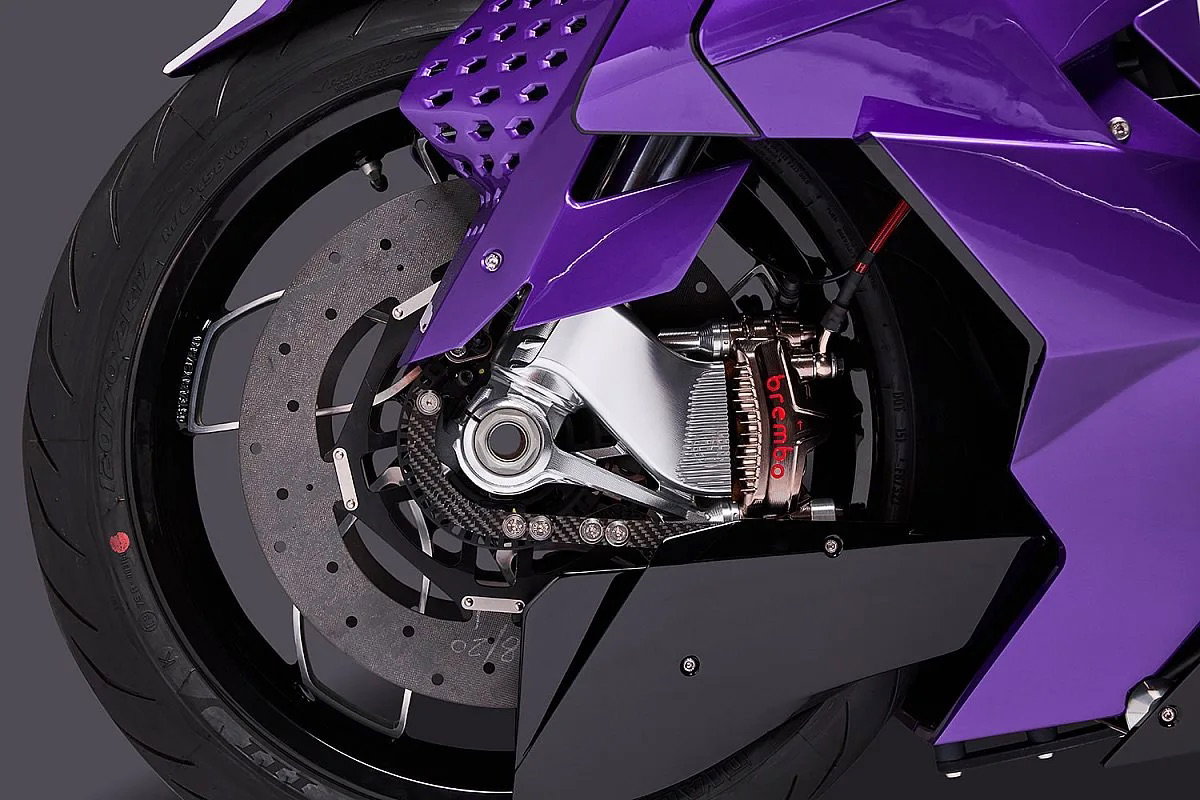 The braking system comprises Brembo GP4-MS calipers and carbon ceramic dics