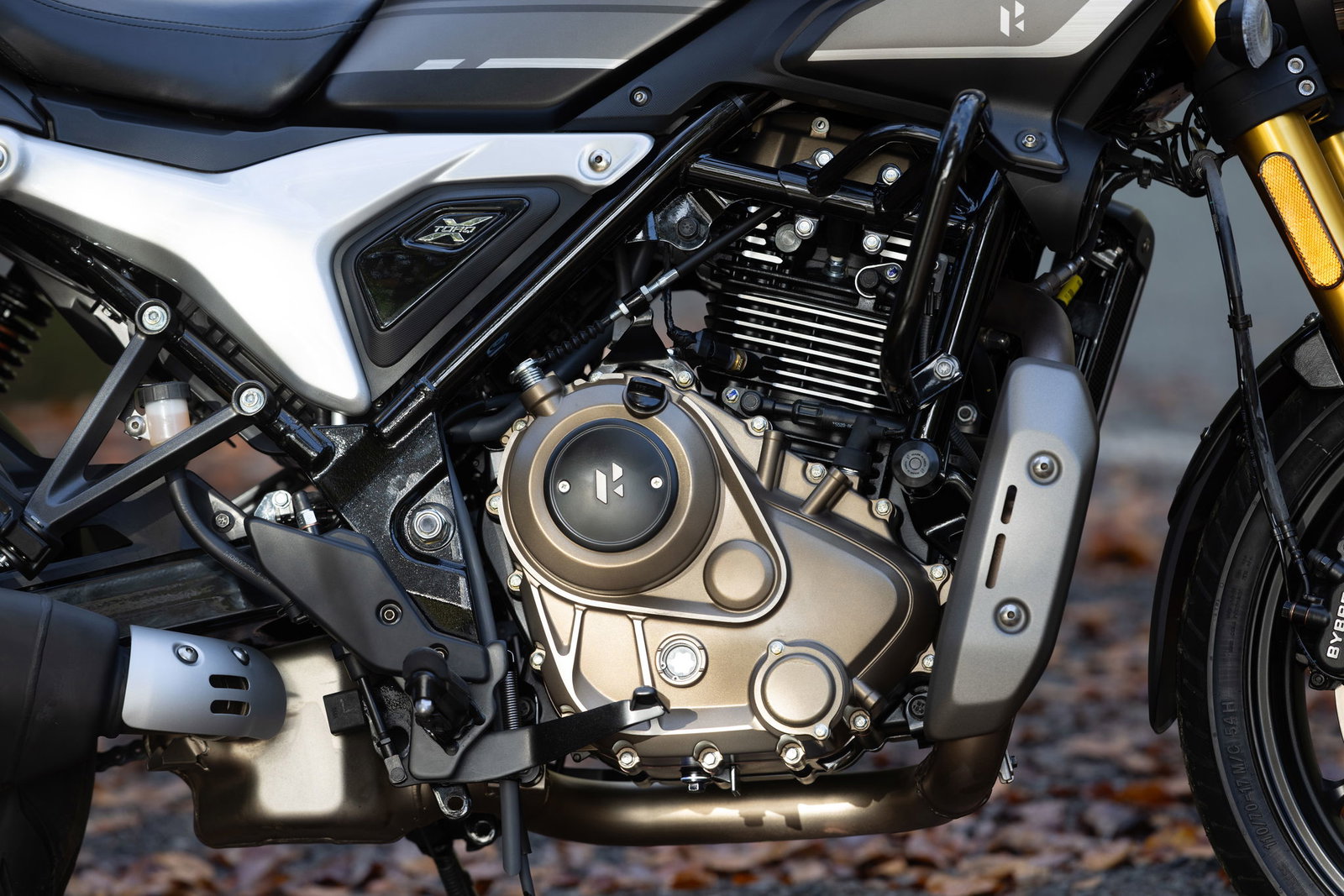 The 440cc single puts out an easy-going 27bhp