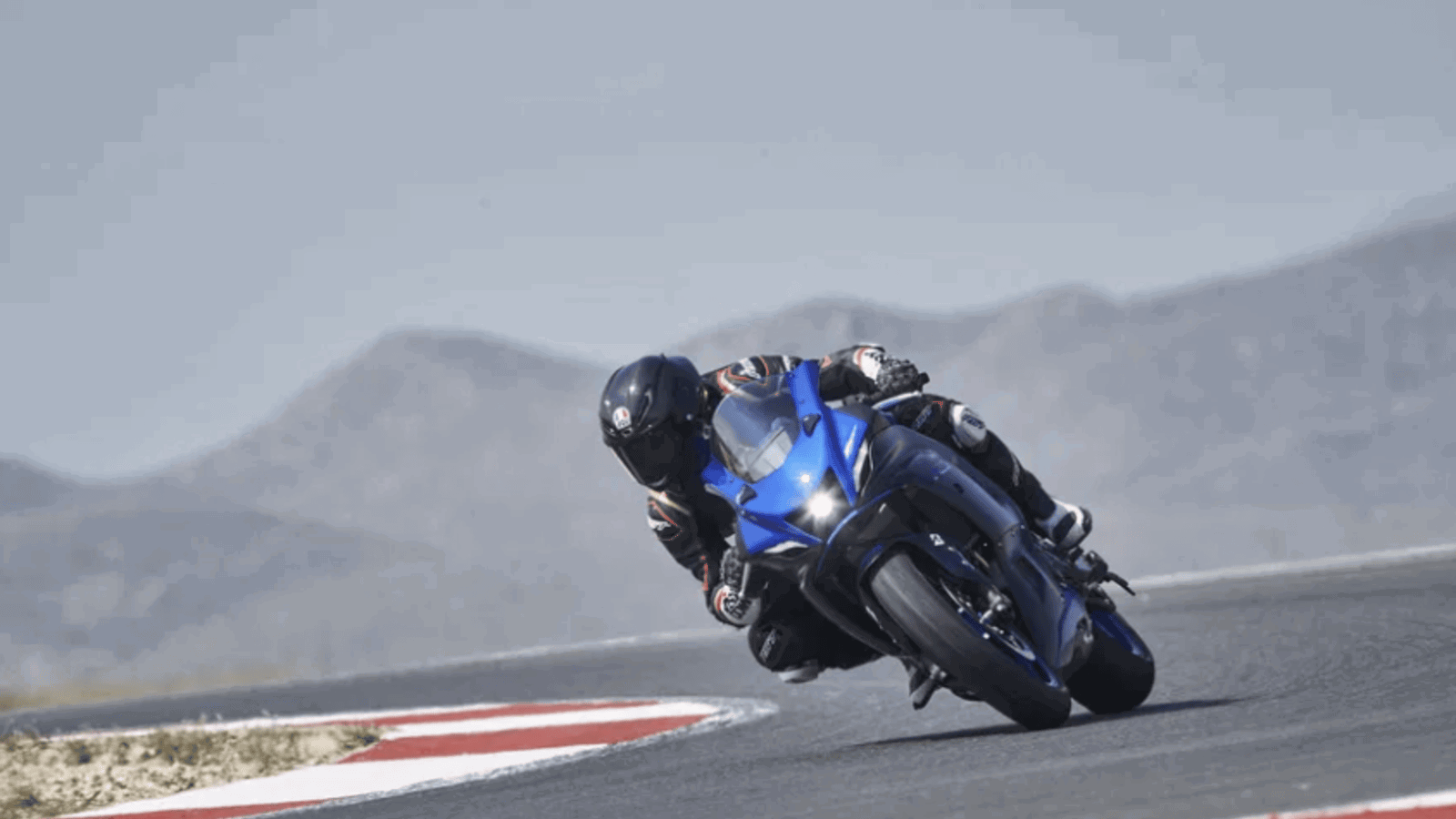Yamaha R7 on the track
