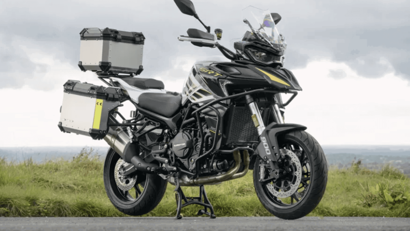 QJMotor SRT 900 S with a hard luggage set