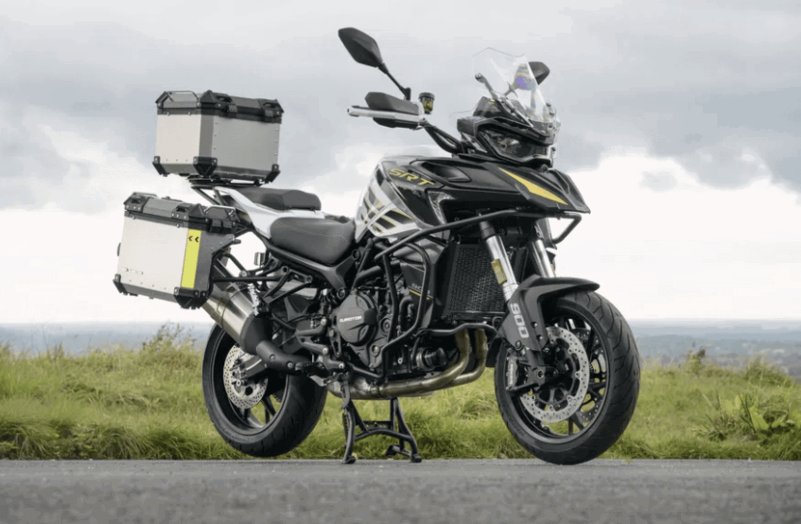 QJMotor SRT 900 S with a hard luggage set