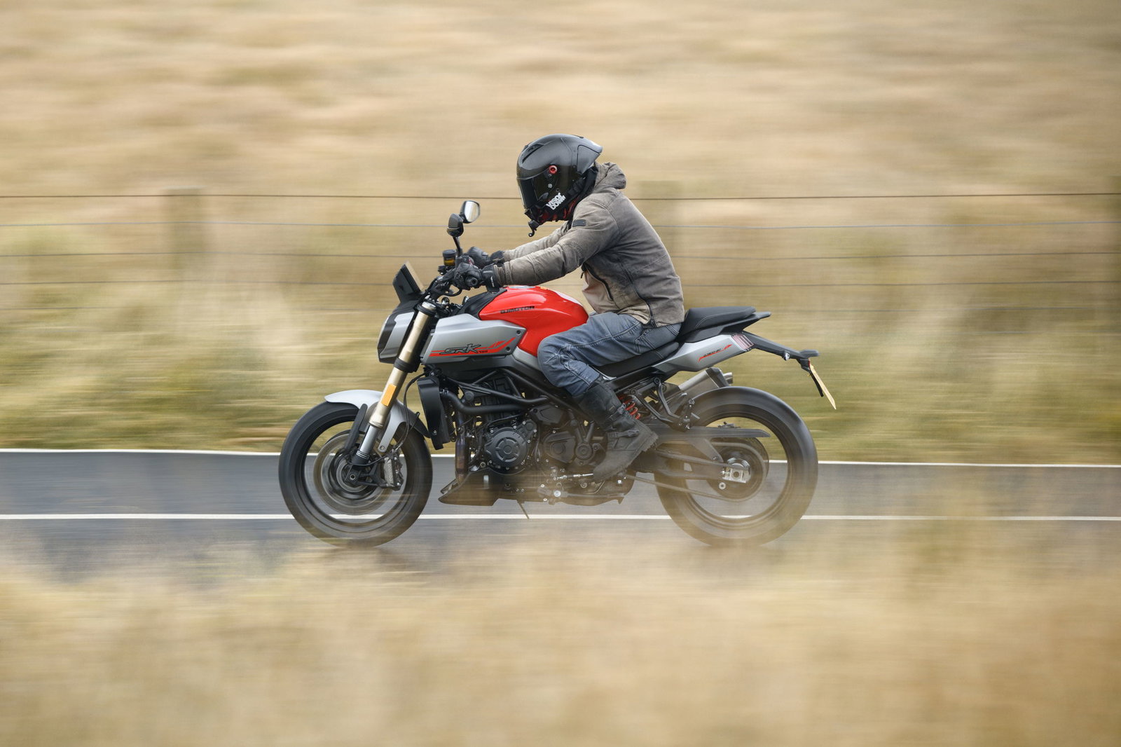 The QJ Motor SRK 900 - riding