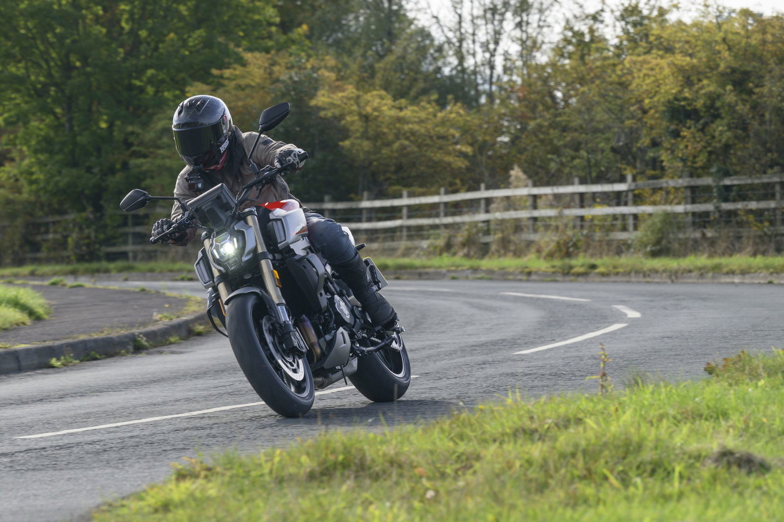 The QJ Motor SRK 900 - riding