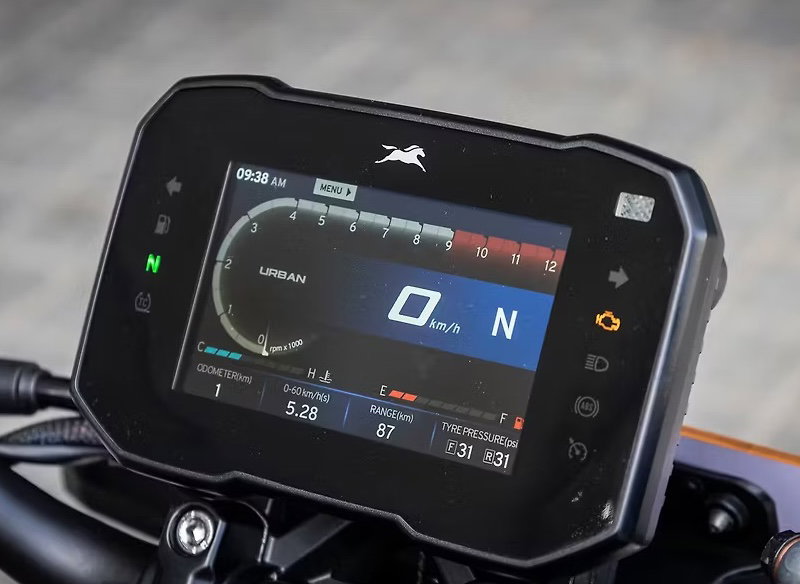 The TFT is clear enough and fairly easy to read