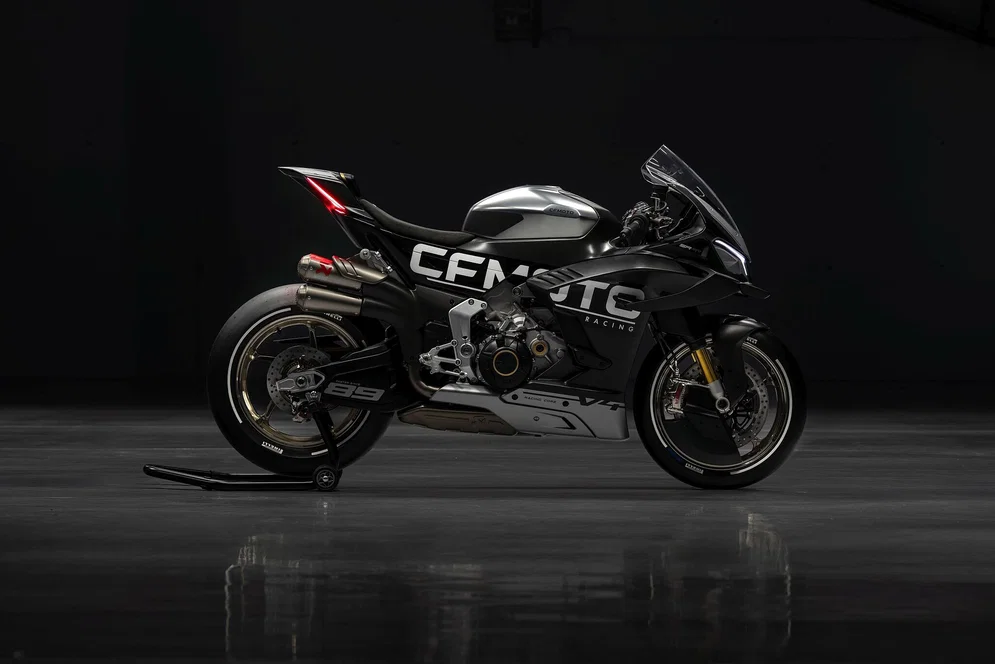 La CFMoto V4 SR-RR avec un système d'échappement Akrapovic