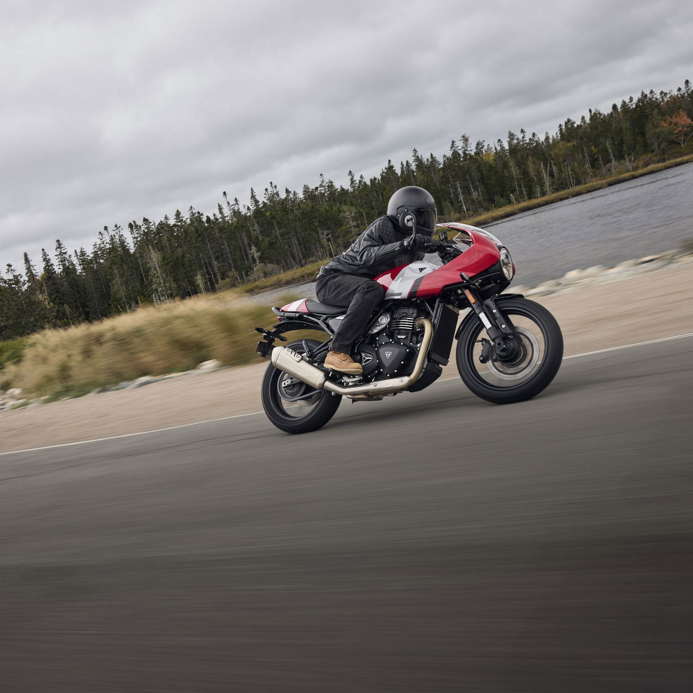 The Triumph Thruxton 400 - riding