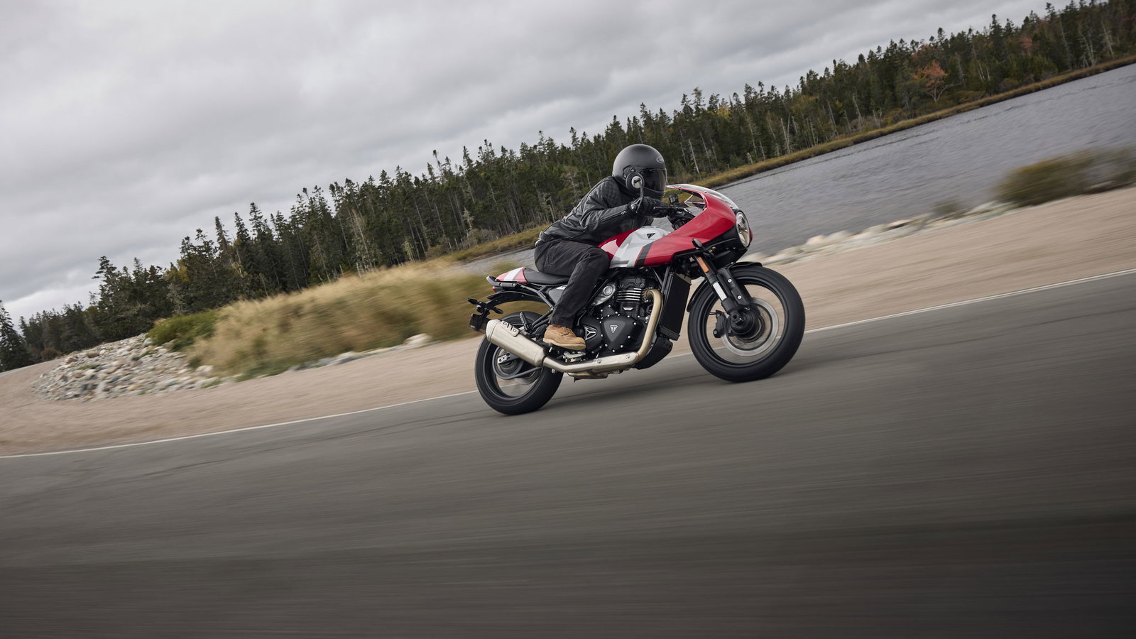 The Triumph Thruxton 400 - riding