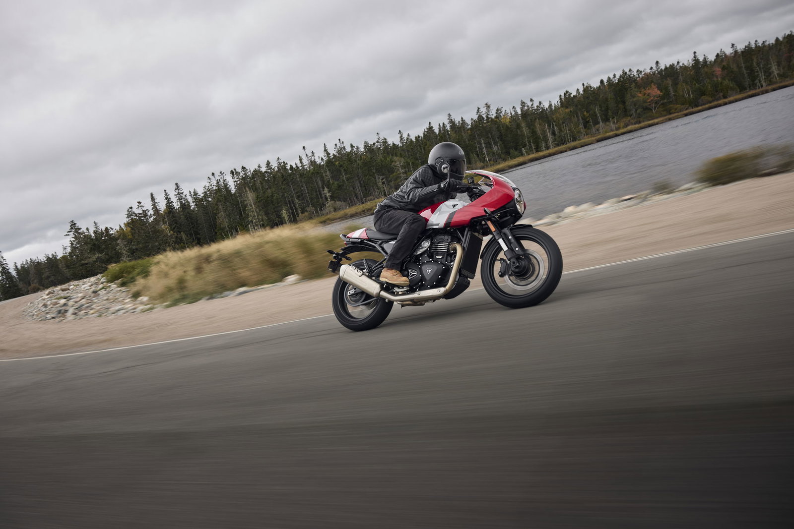 The Triumph Thruxton 400 - riding
