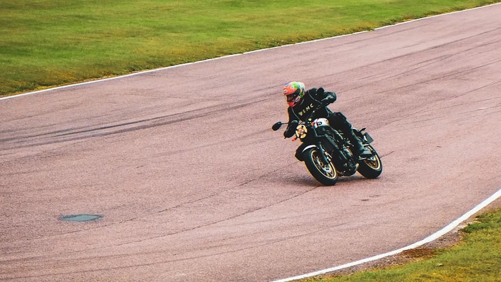 Racing a Yamaha XSR700 at Lydden Hill