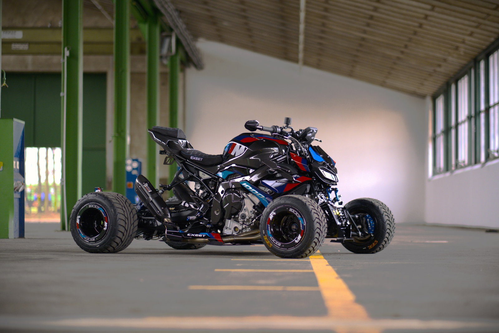 Full carbon-fibre version of the M1000 R hyperquad
