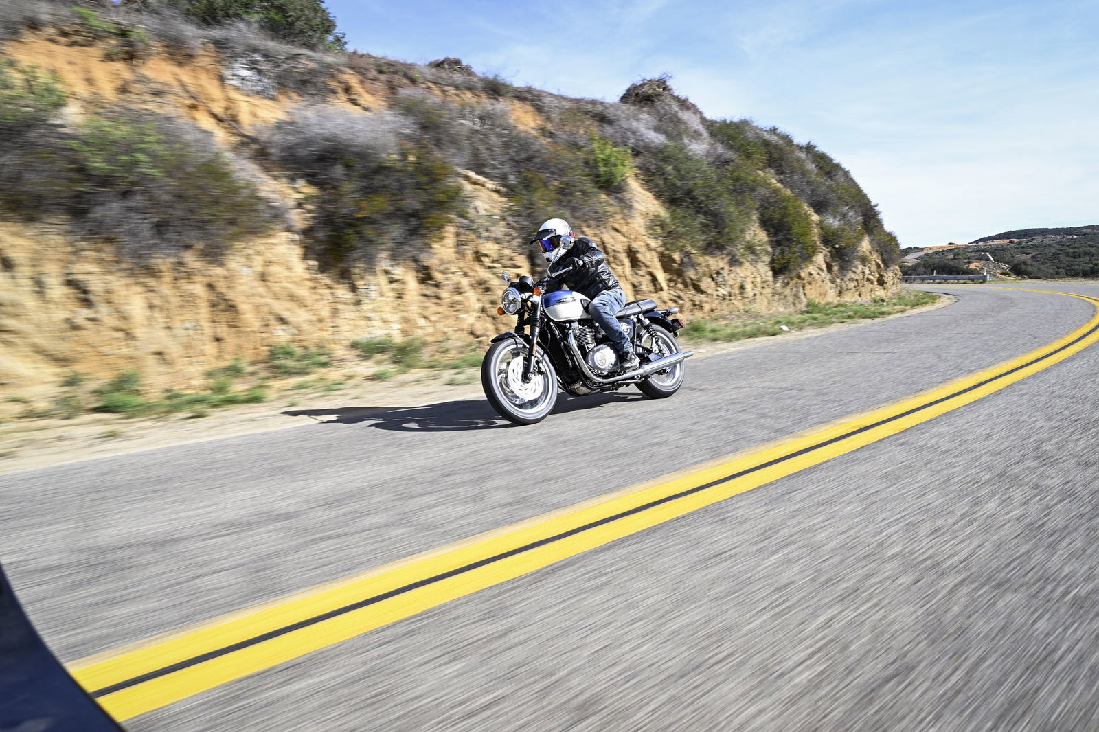 The Triumph Bonneville T100 (2026) - riding