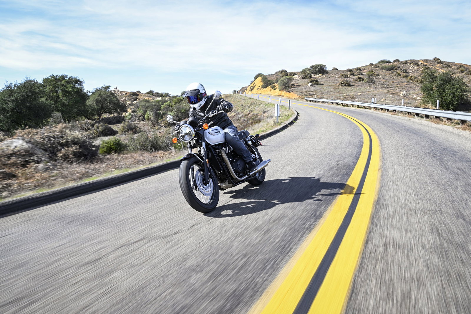 The Triumph Bonneville T100 (2026) - riding