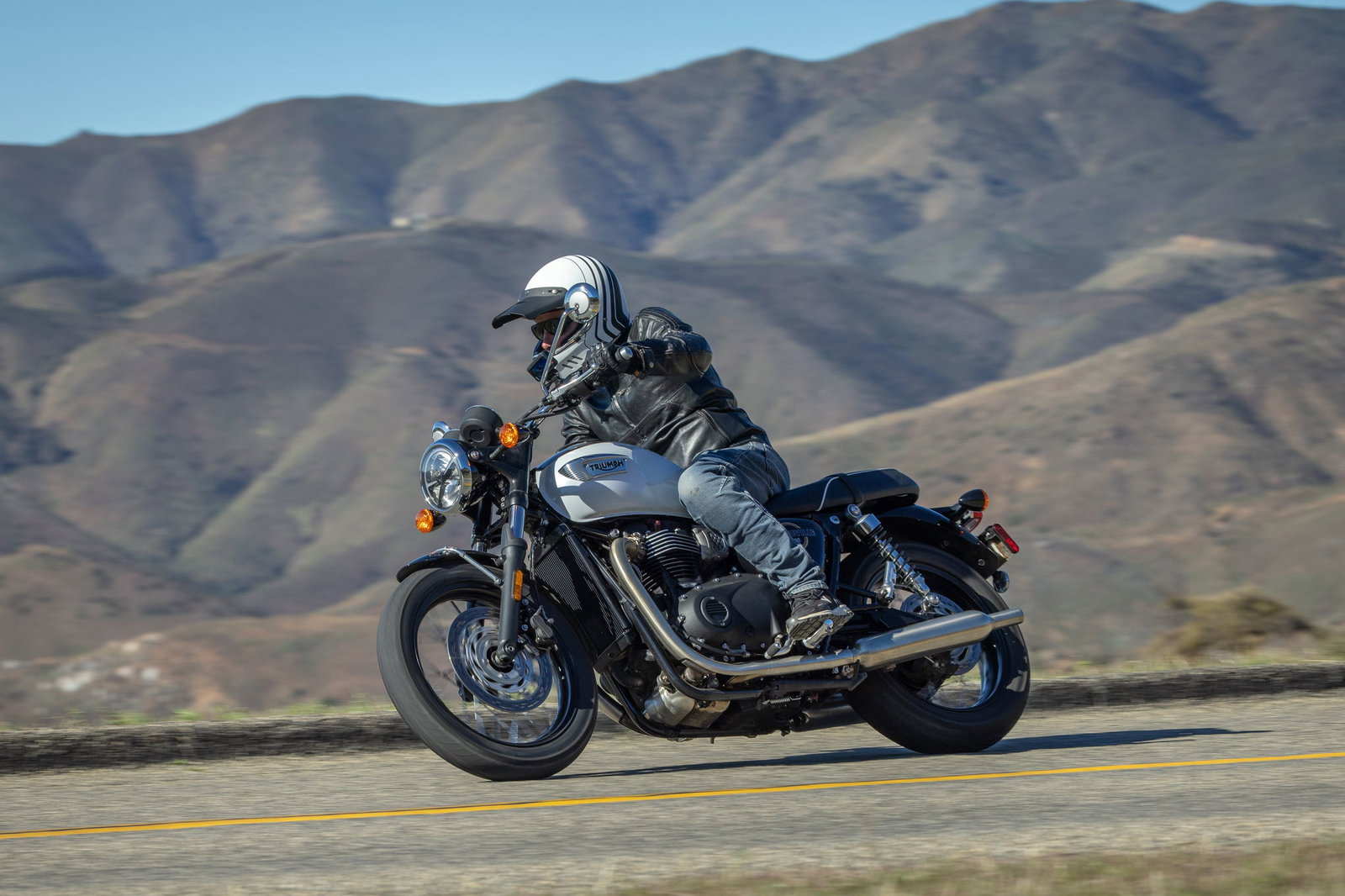 The Triumph Bonneville T100 (2026) - riding