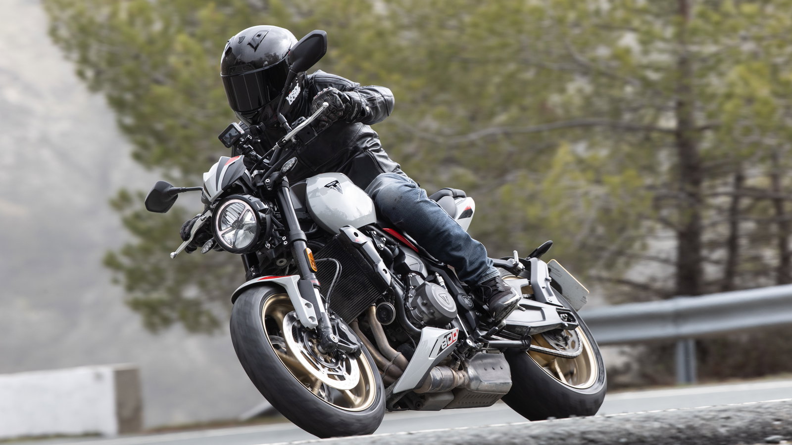 The 2026 Triumph Trident 800 - riding