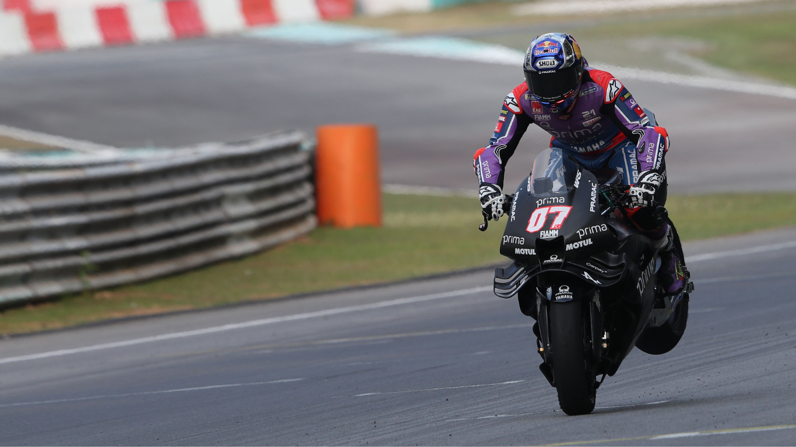 Toprak Razgatlioglu riding a Yamaha at Sepang